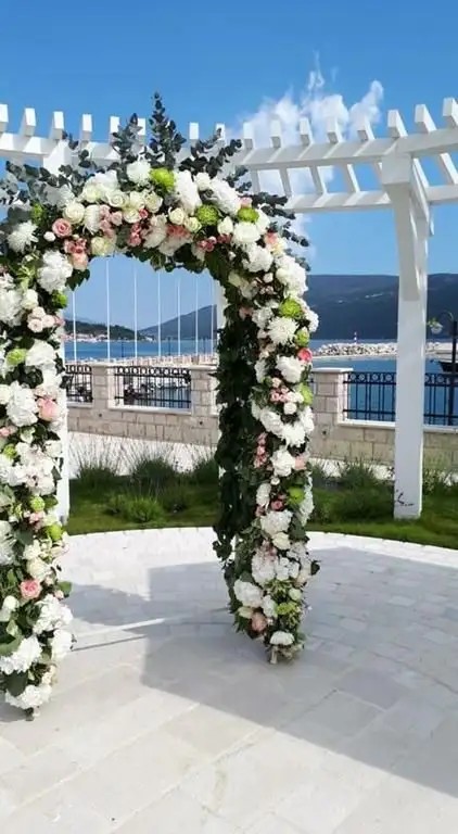 LAZURE HOTEL & MARINA