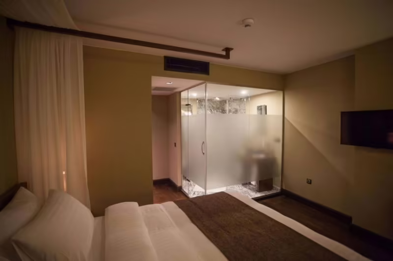 JULIET ROOMS & KITCHEN