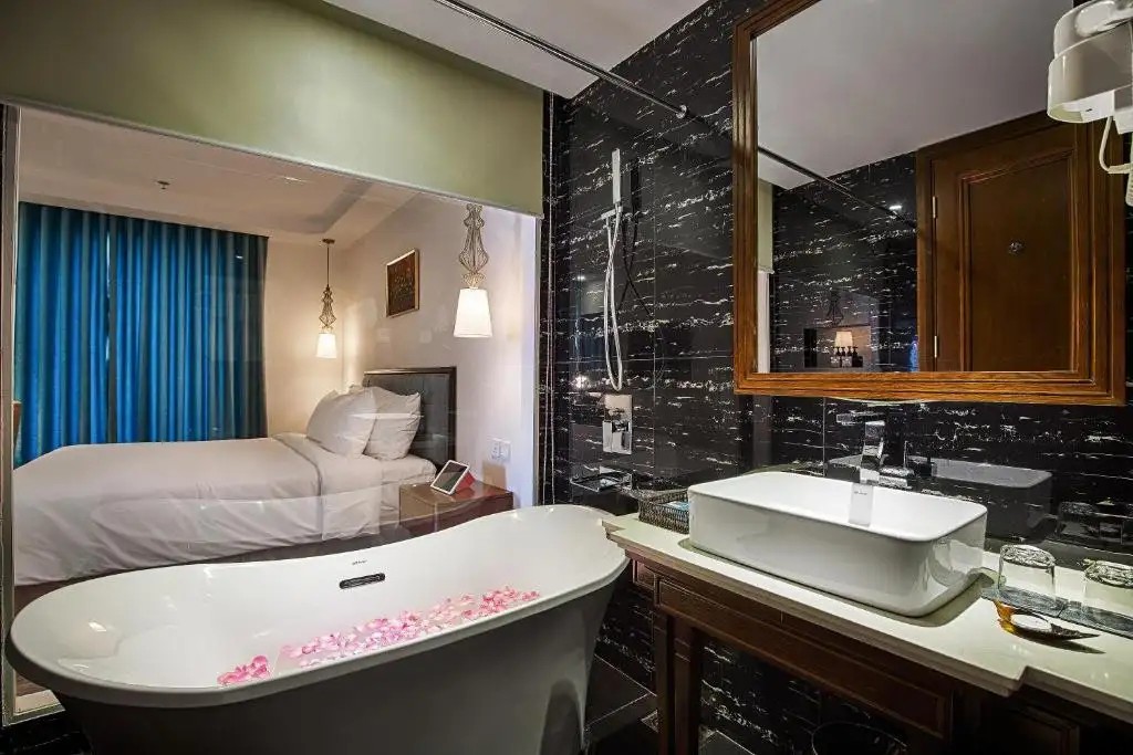 ADALINE HOTEL & SUITE
