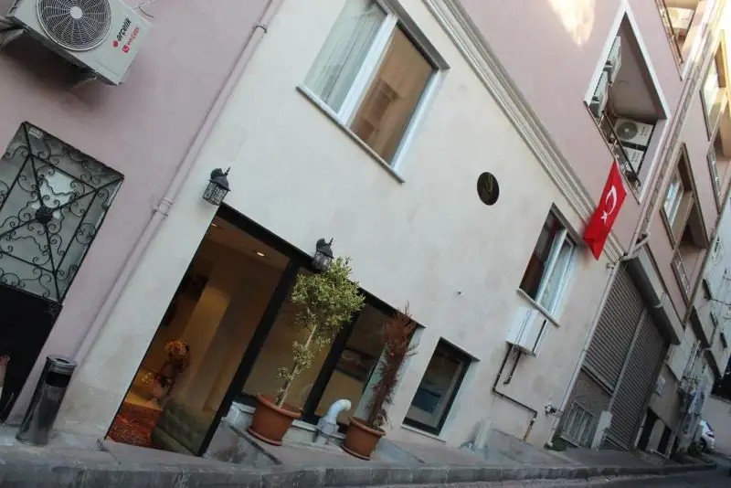 THE REINA HOTEL