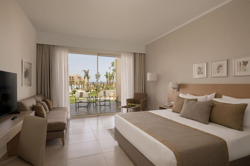 superior pool or side sea view