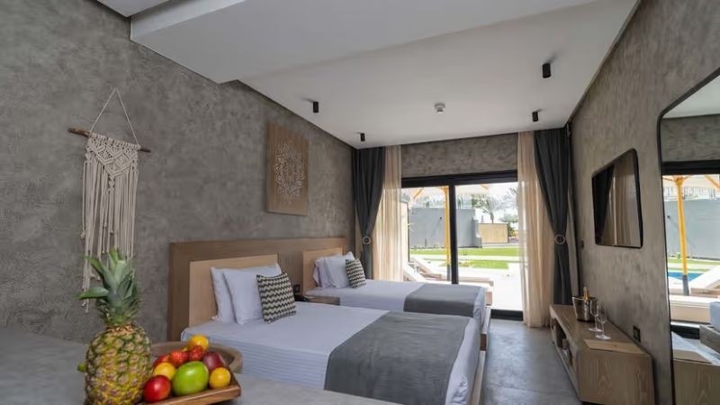 executive pool & jacuzzi suite (posh club)