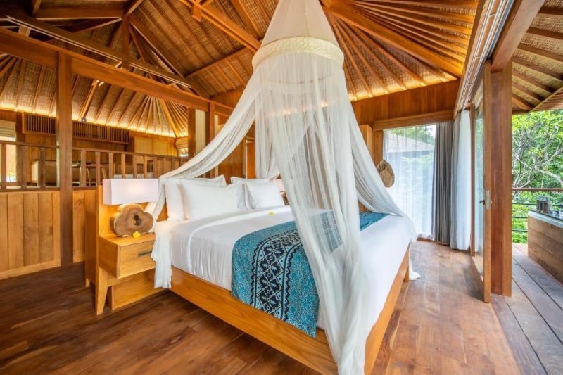 deluxe suite with private hot tub