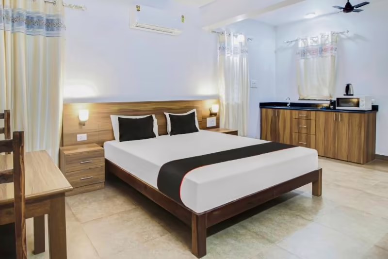 HOLIDAY SUITES