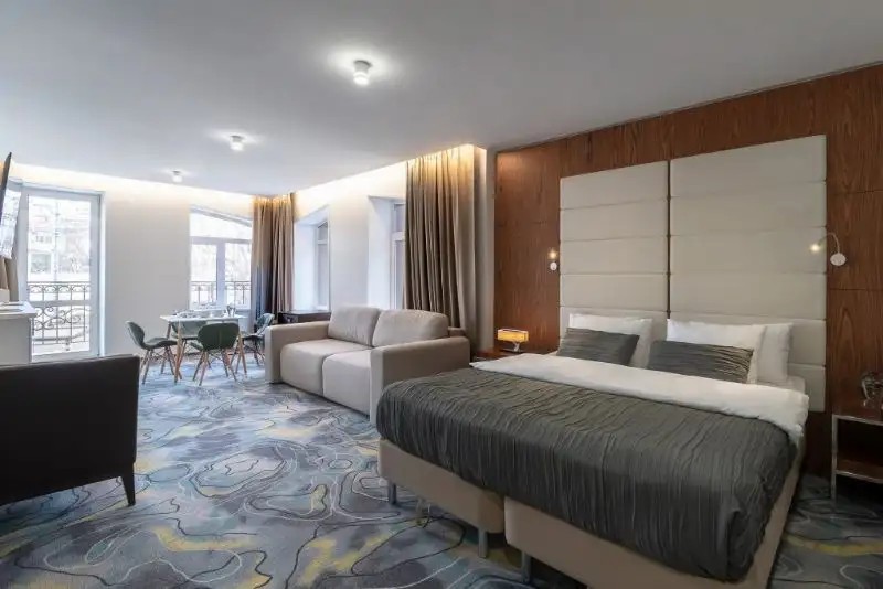 V HOTEL & ROOFTOP LOUNGE