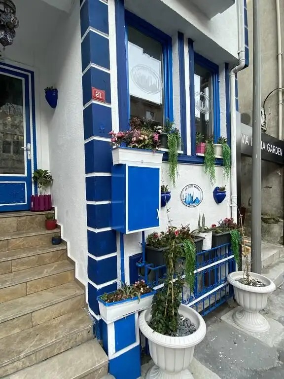 LA PETITE MAISON HOTEL