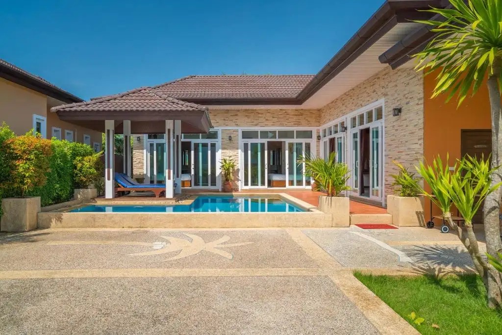 RAWAI PRIVATE VILLAS POOL AND GARDEN
