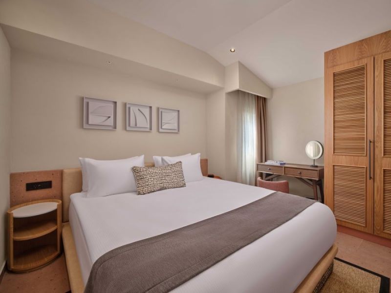 lake suite direct pool access