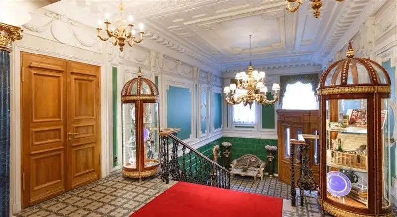 ДВОРЕЦ ТРЕЗИНИ