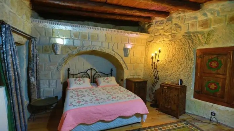 HOLIDAY CAVE (EX. FLINTSTONES HOLIDAY CAVE)