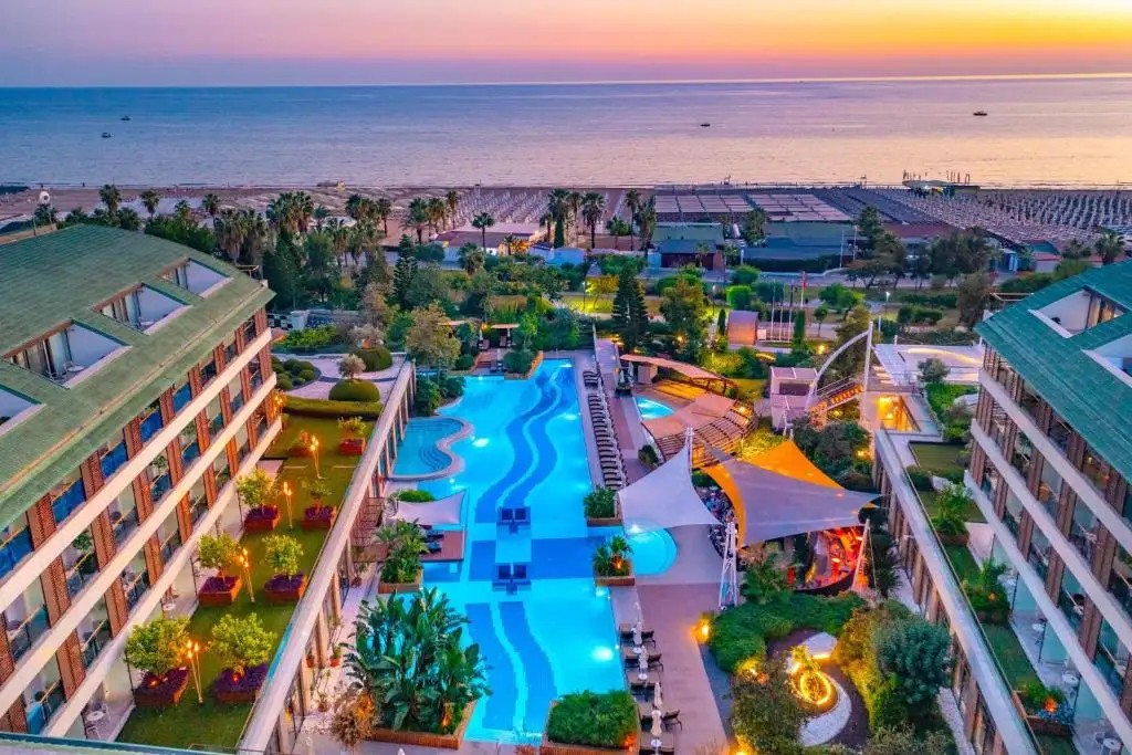 TUI BLUE SIDE ADULTS ONLY 16+