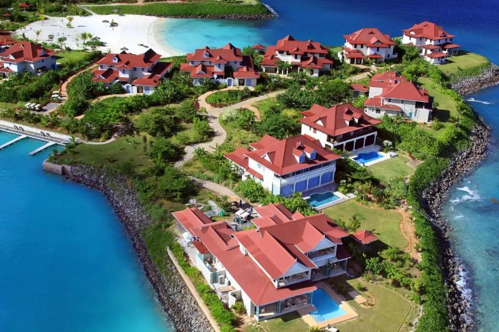 EDEN ISLAND LUXURY ACCOMMODATION