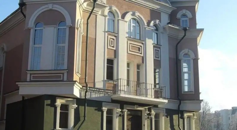 HOUSE HILLS