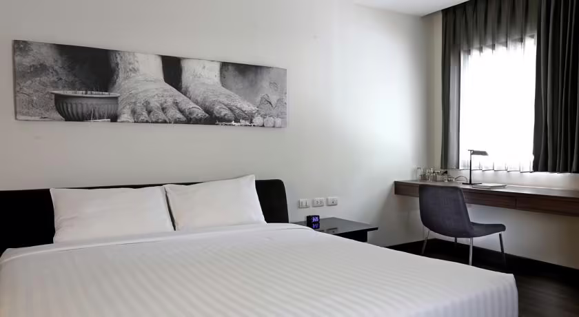 S33 COMPACT SUKHUMVIT