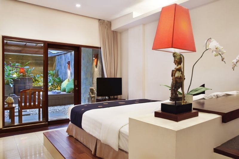 private courtyard club
