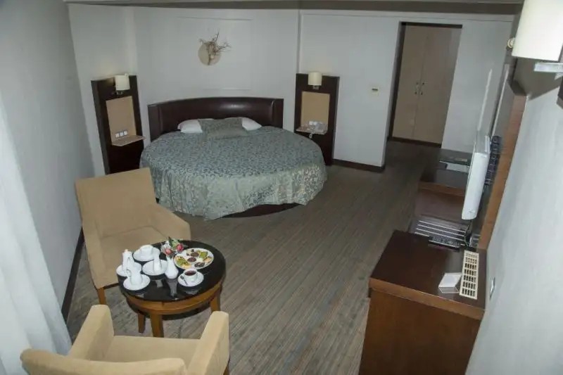 MOM HOTEL