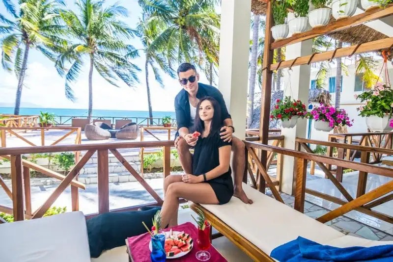 PARADISE RESORT DOC LET