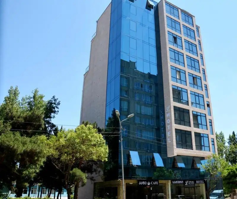 L PLAZA