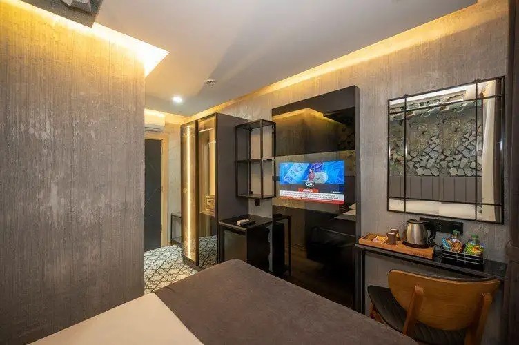 CONTINENTAL AIRPORT HOTEL
