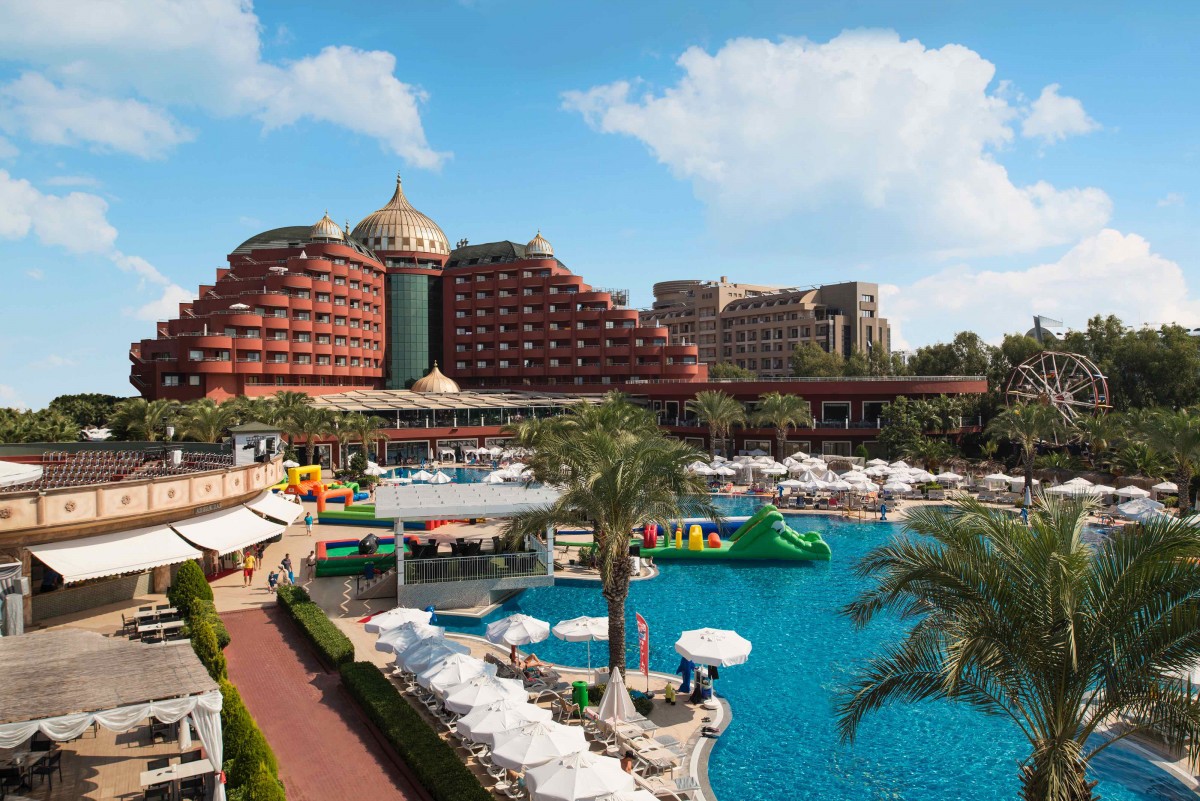 DELPHIN PALACE DELUXE COLLECTION