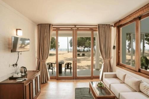 HIBISCUS BEACH HOTEL & VILLAS