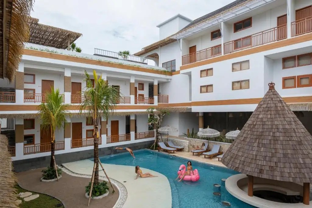 ROOMATES SURF CAMP CANGGU