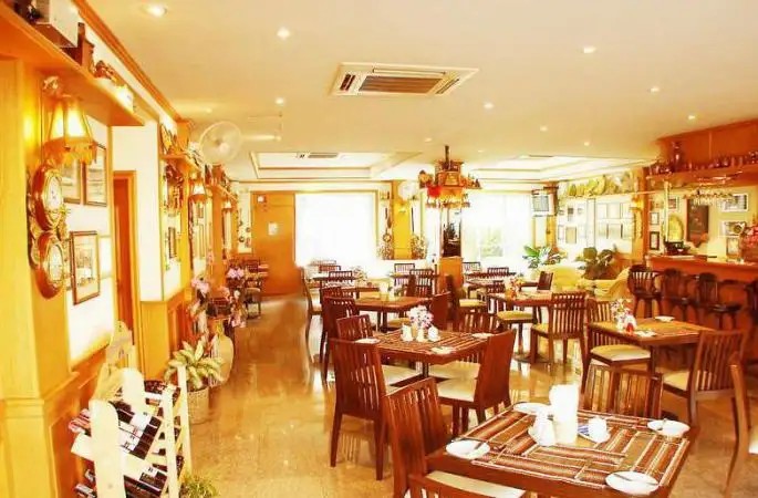 SEVEN OAKS INN