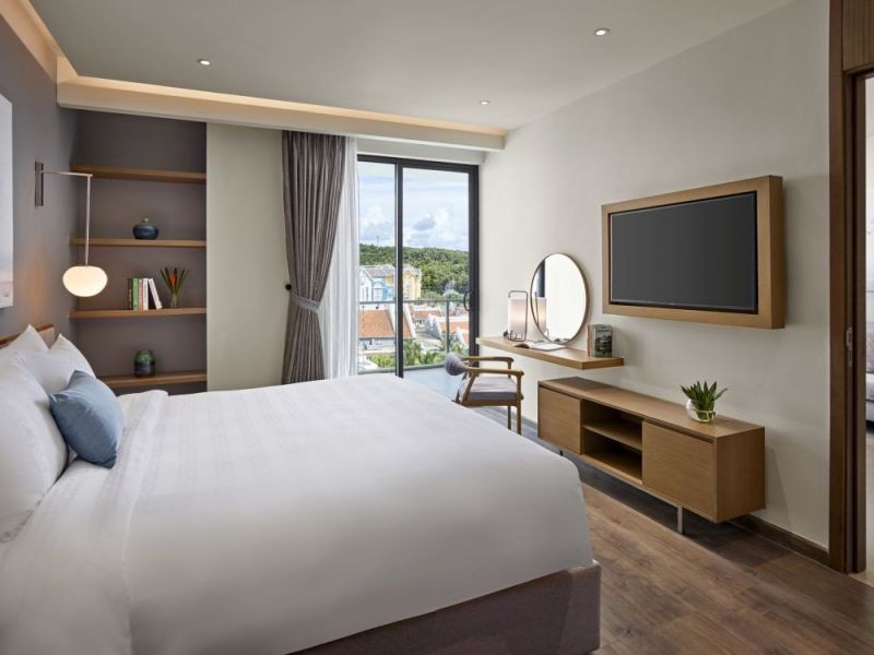 superior suite 1 king bed balcony