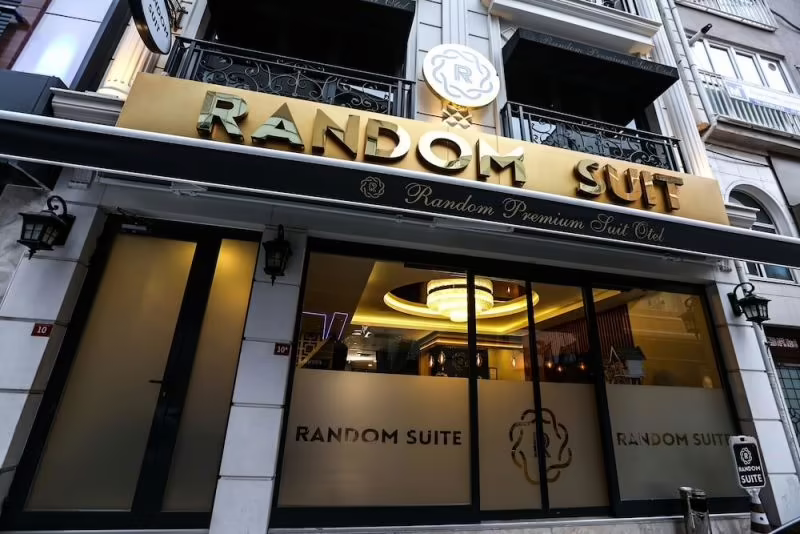 RANDOM SUIT OTEL
