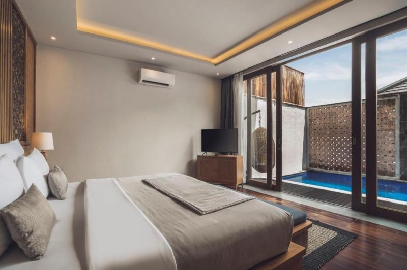 2 bedroom villa with private pool and bathtub