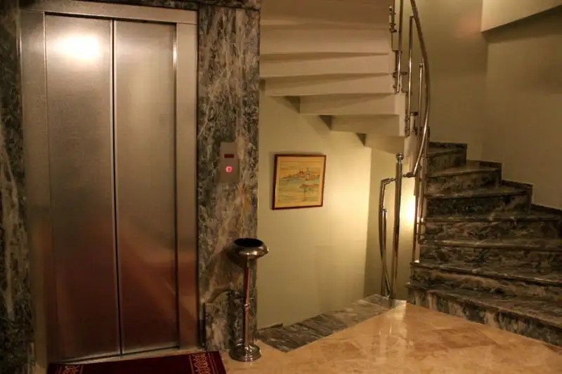 VERSION HOTEL LALELI