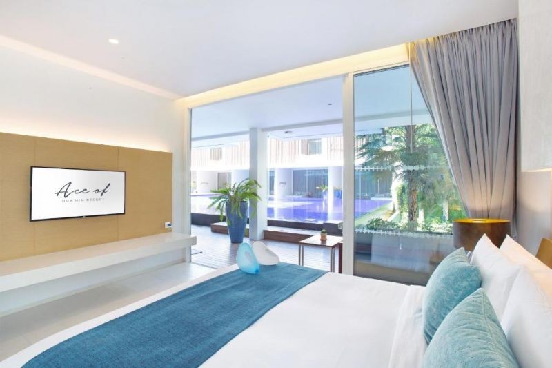 2 bedroom suite pool access
