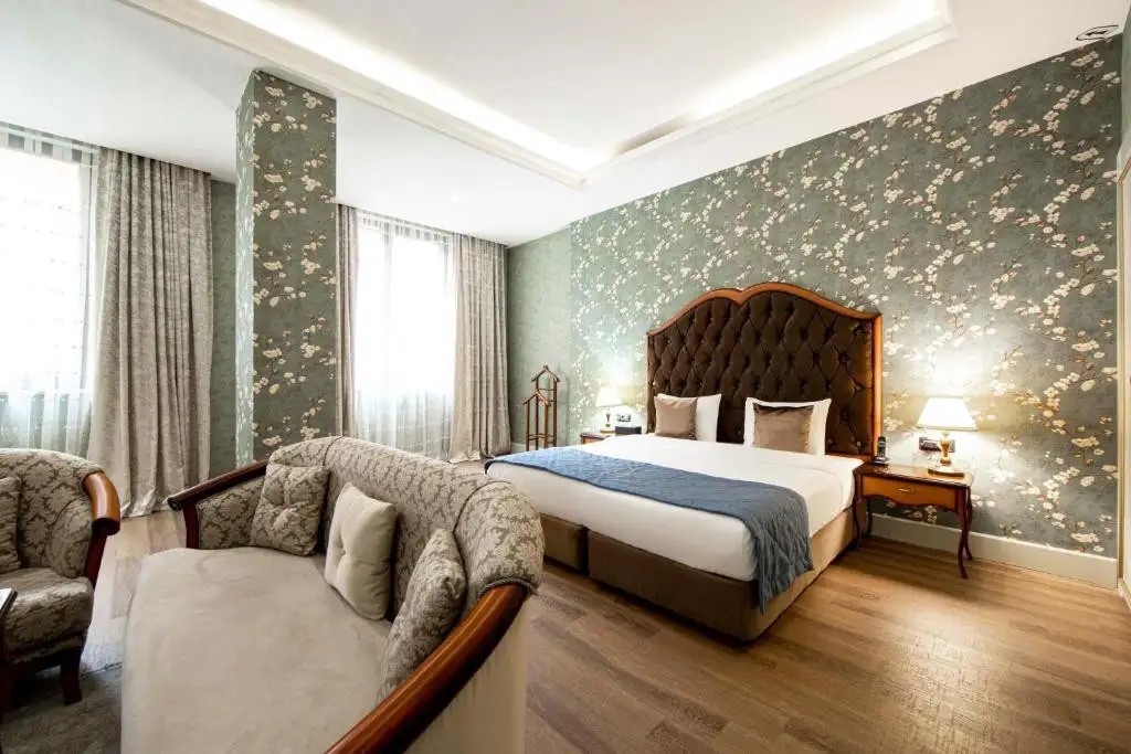 SAPPHIRE INN