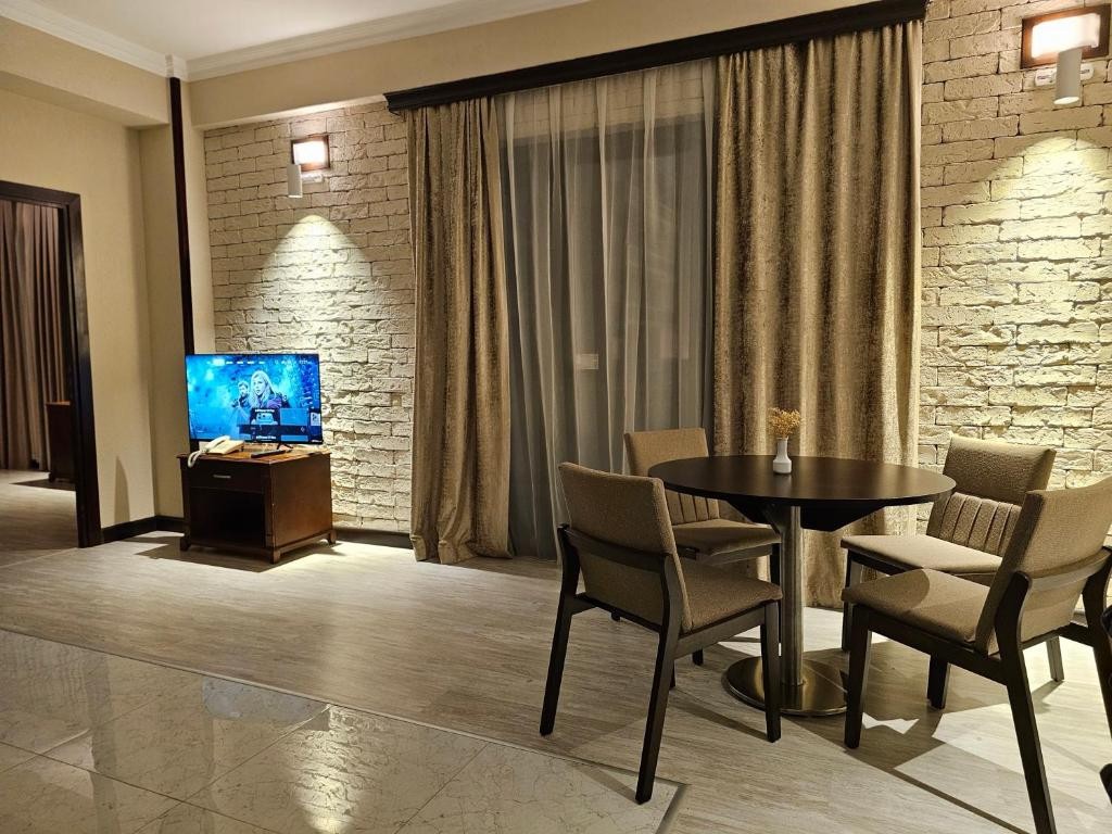 CROWN SUITES HOTEL