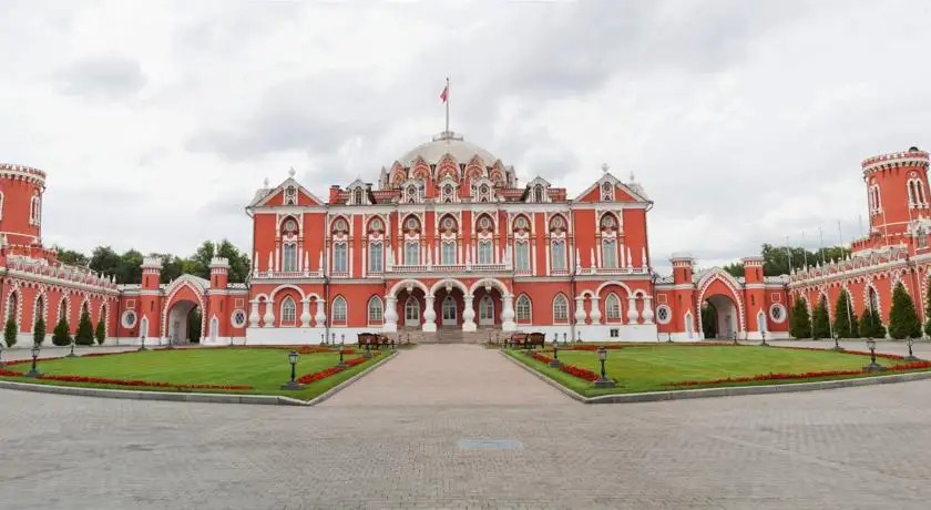 ПЕТРОВСКИЙ ПУТЕВОЙ ДВОРЕЦ (PETROFF PALACE)