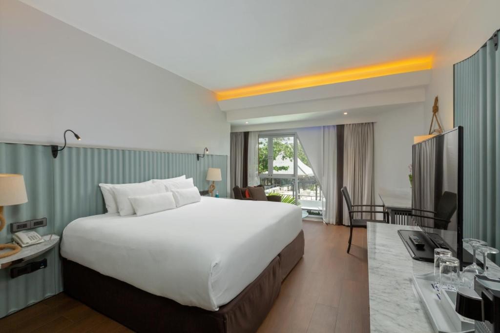 THE BOATHOUSE PHUKET