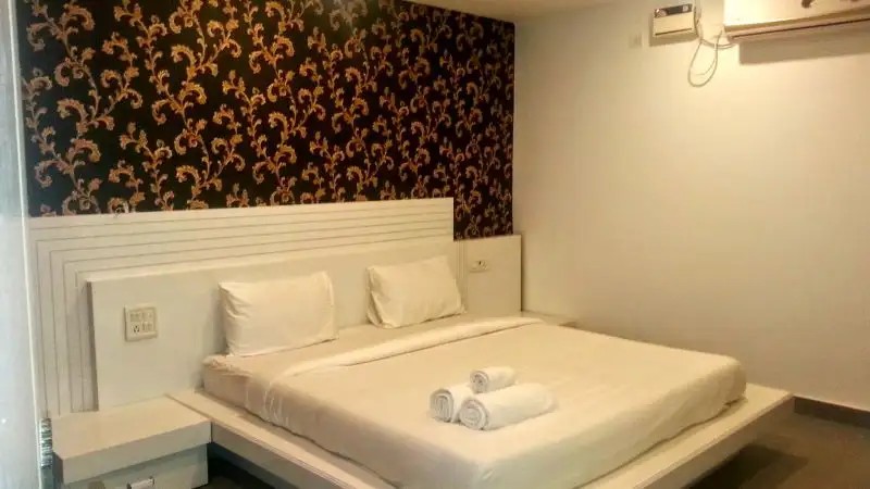 PAPARAZZI BEACH RESORT