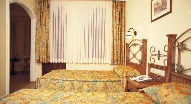 AMBER ROSE APARTMENT