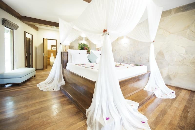 deluxe garden bungalow with partial sea view