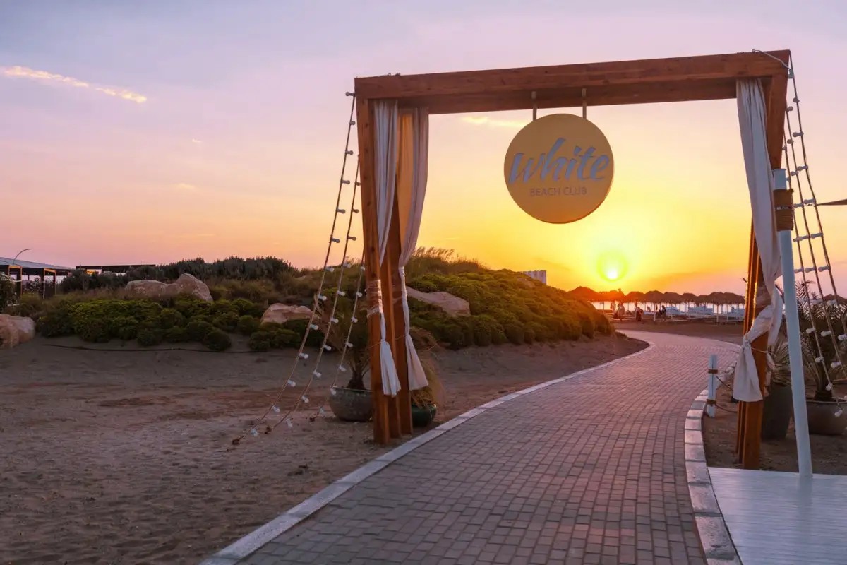 SEA BREEZE WHITE RESIDENCES
