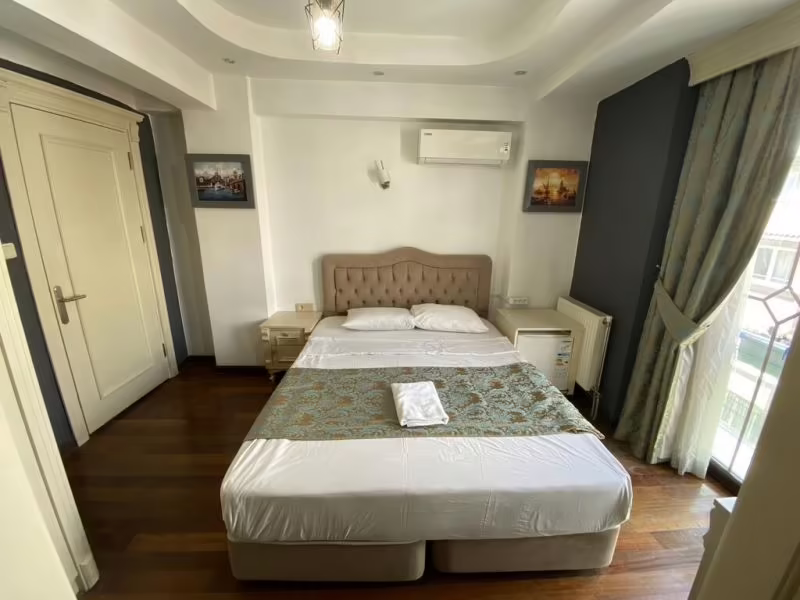 LA PETITE MAISON HOTEL