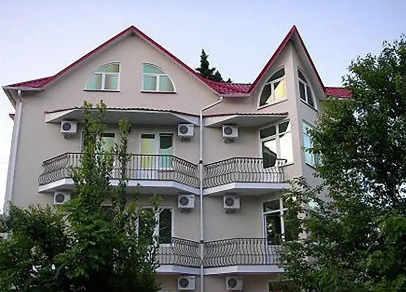 ЛАУРА ГОЛОВИНКА