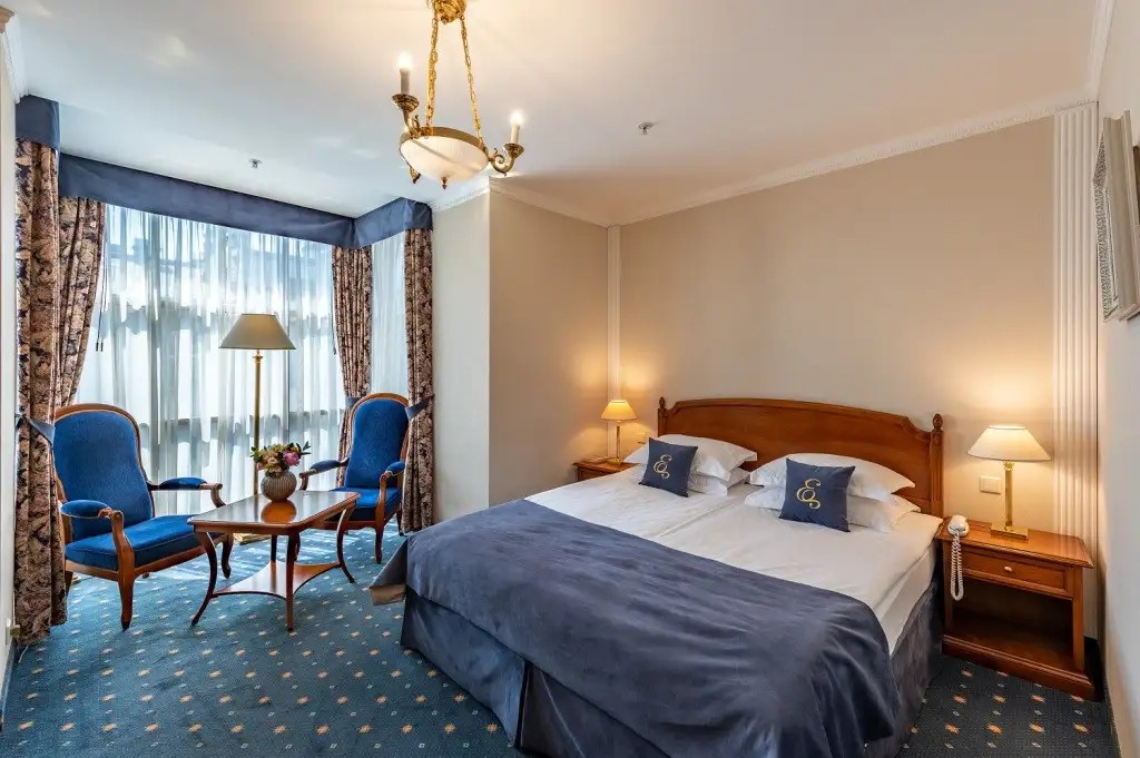 GRAND HOTEL EMERALD (ГРАНД ОТЕЛЬ ЭМЕРАЛЬД)