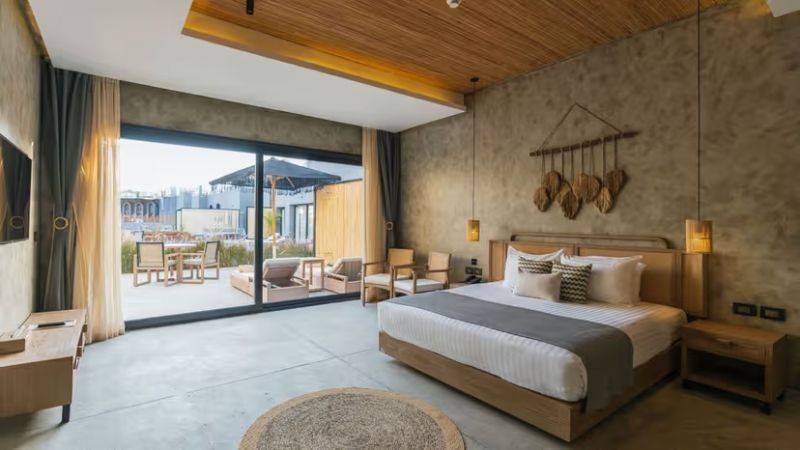 executive pool suite (posh club)