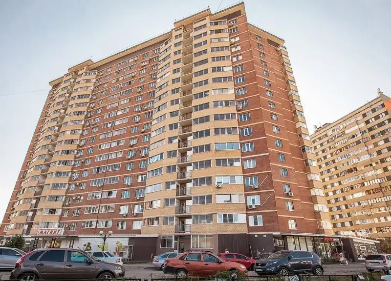 ЗОЛОТОЙ ШАР НА УЛИЦЕ 70 ЛЕТ ОКТЯБРЯ