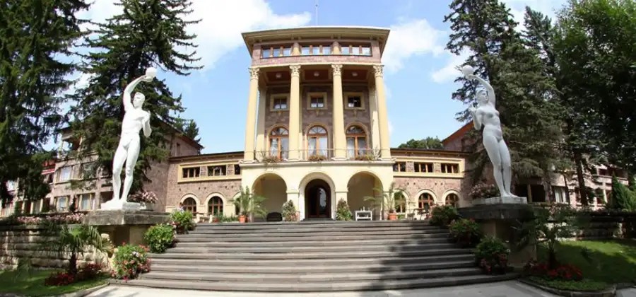 КРАСНЫЕ КАМНИ