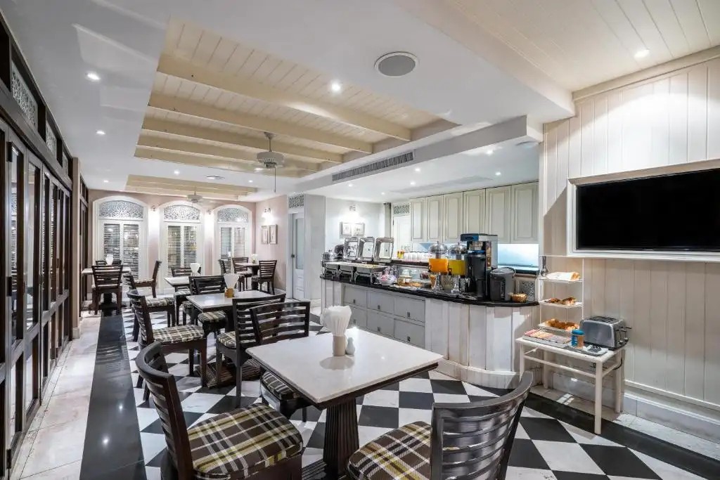 LA PETITE SALIL SUKHUMVIT 8