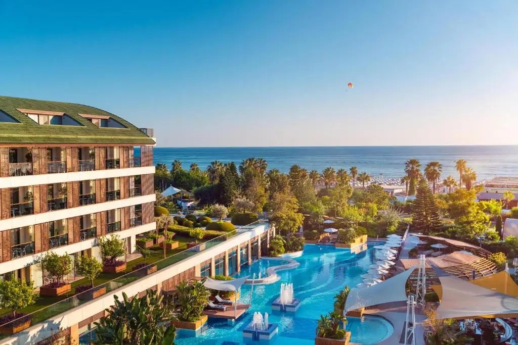 TUI BLUE SIDE ADULTS ONLY 16+