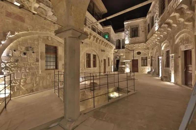 TARU CAVE SUITES