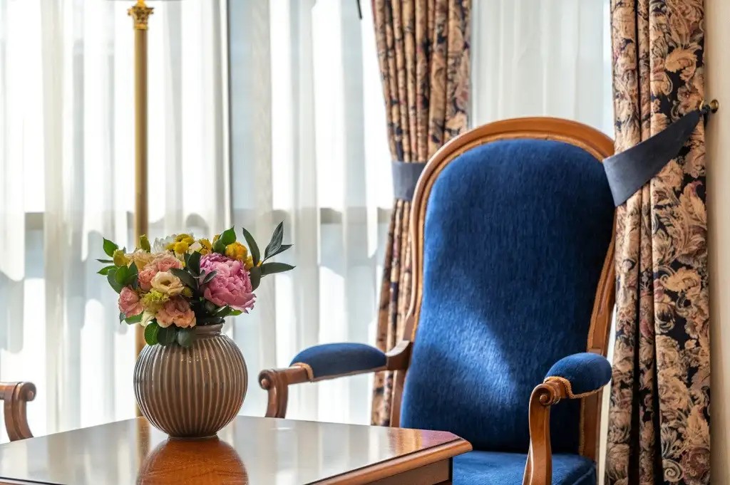 GRAND HOTEL EMERALD (ГРАНД ОТЕЛЬ ЭМЕРАЛЬД)